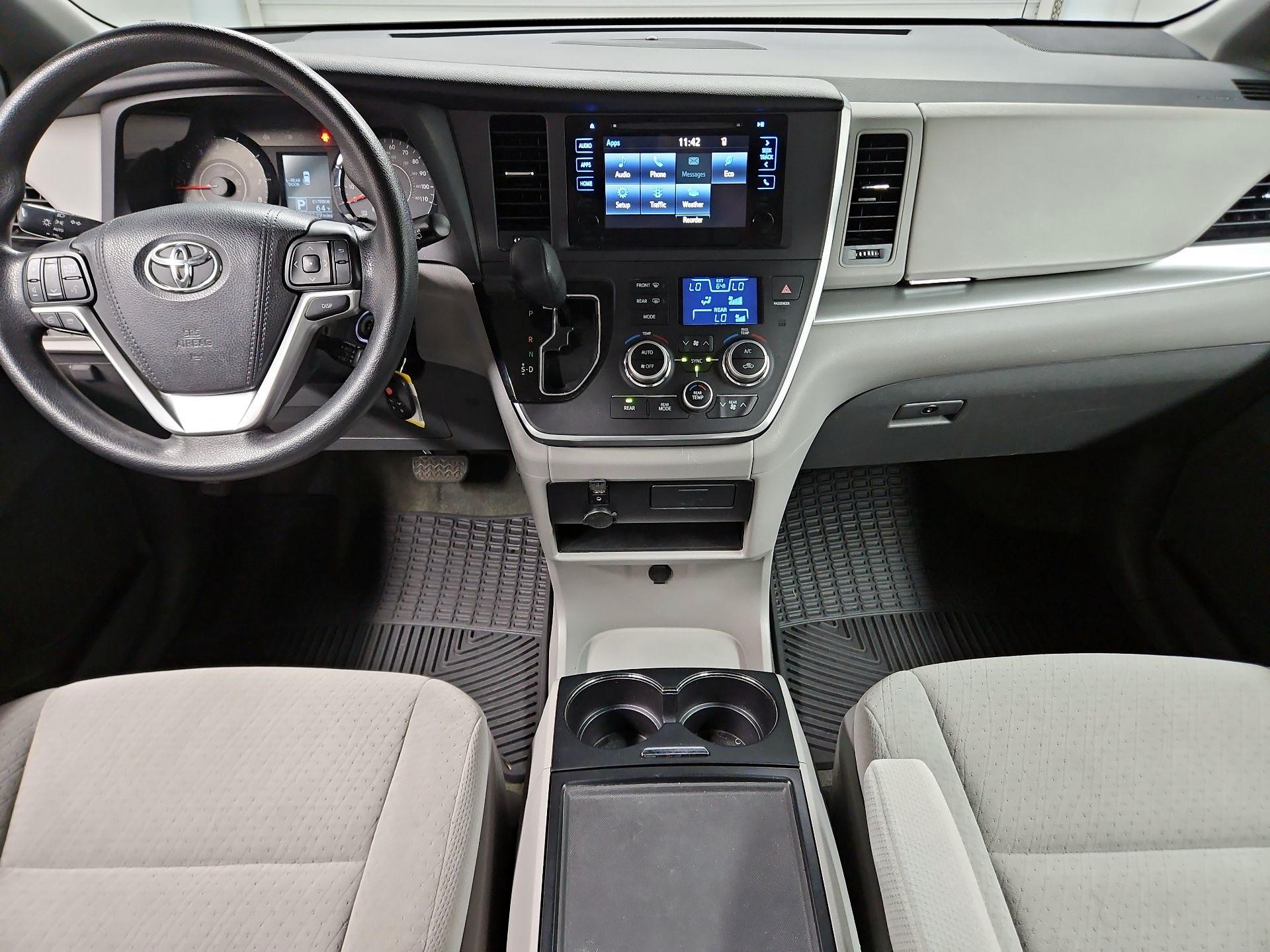 Thumbnail: 2015 Toyota Sienna - 9