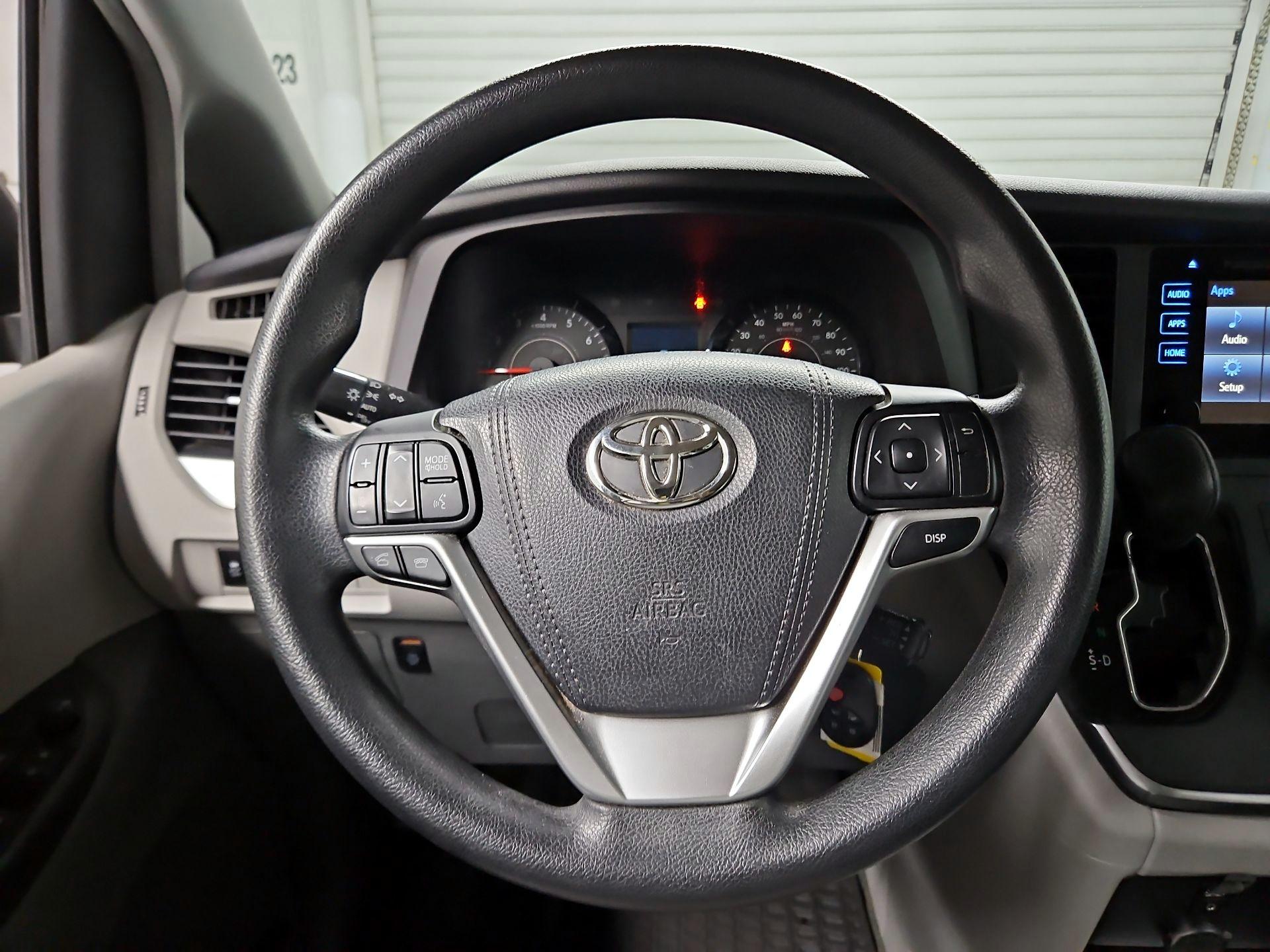 Thumbnail: 2015 Toyota Sienna - 10