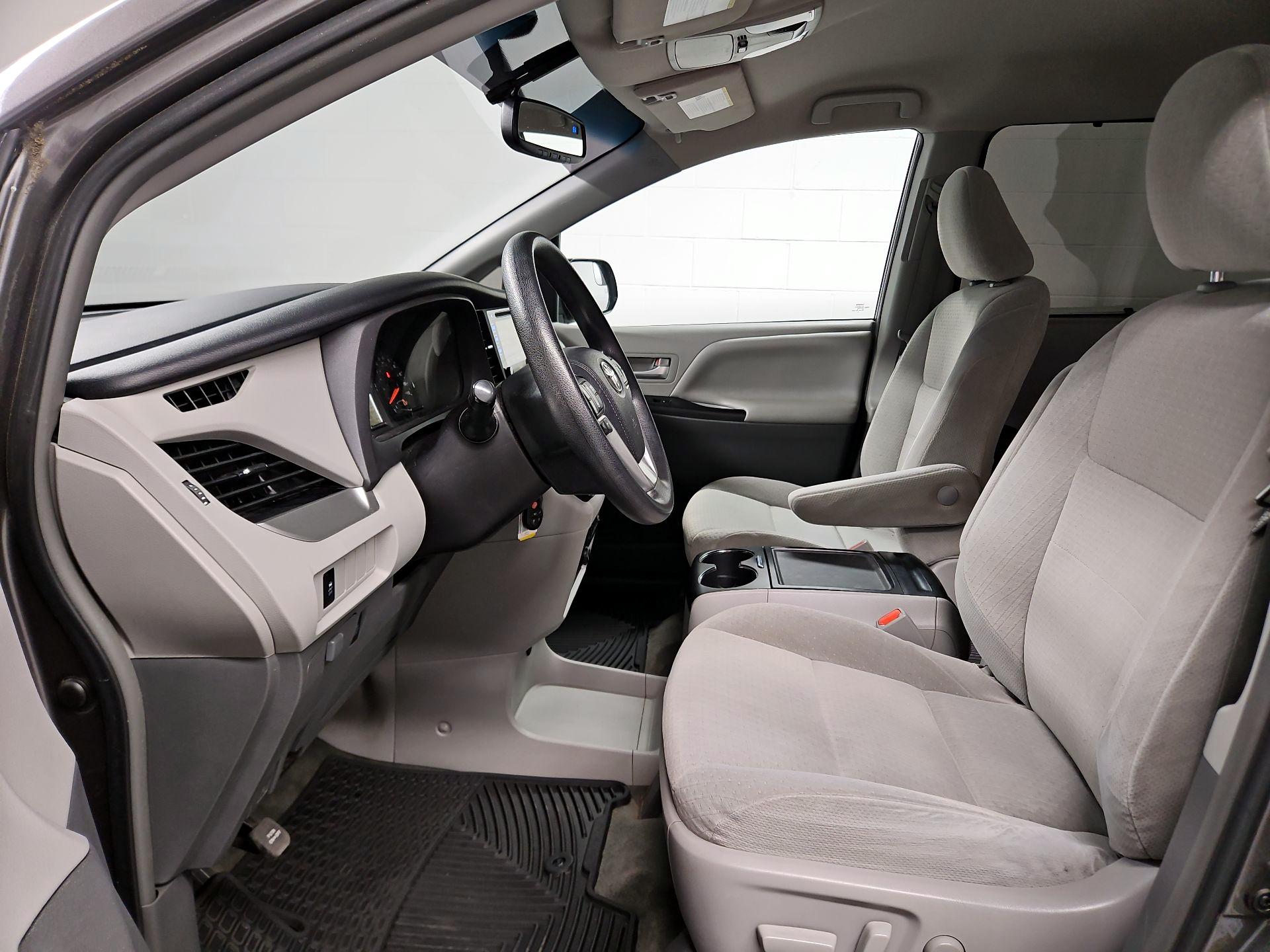 Thumbnail: 2015 Toyota Sienna - 11
