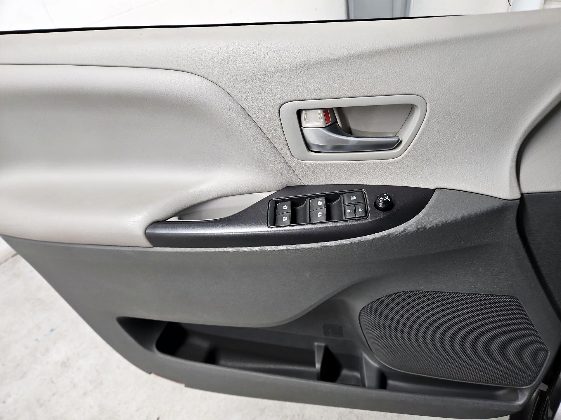 Thumbnail: 2015 Toyota Sienna - 12