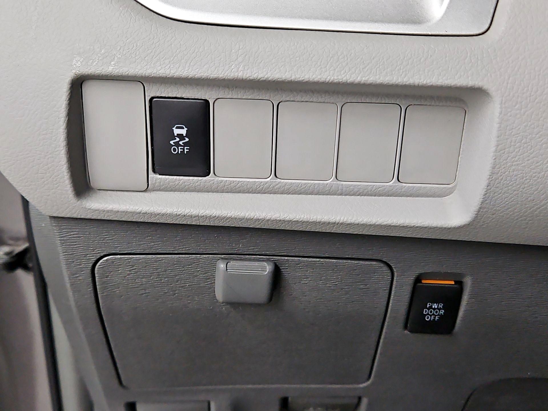 Thumbnail: 2015 Toyota Sienna - 13