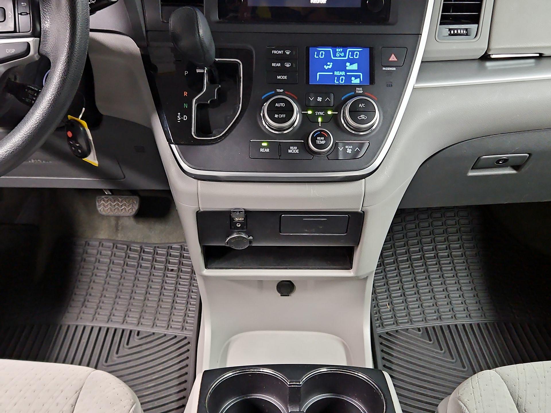 Thumbnail: 2015 Toyota Sienna - 17