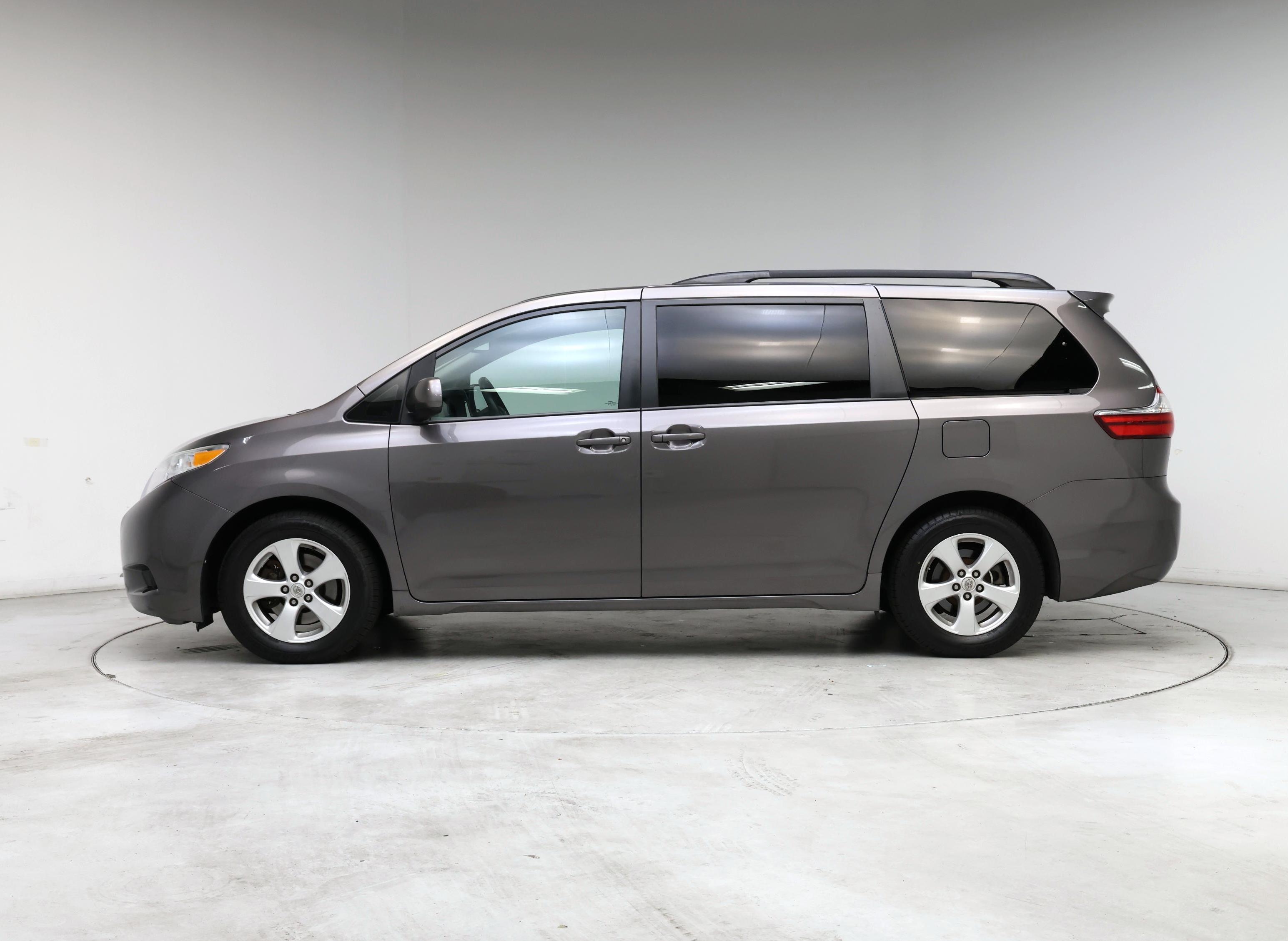 Thumbnail: 2015 Toyota Sienna - 3