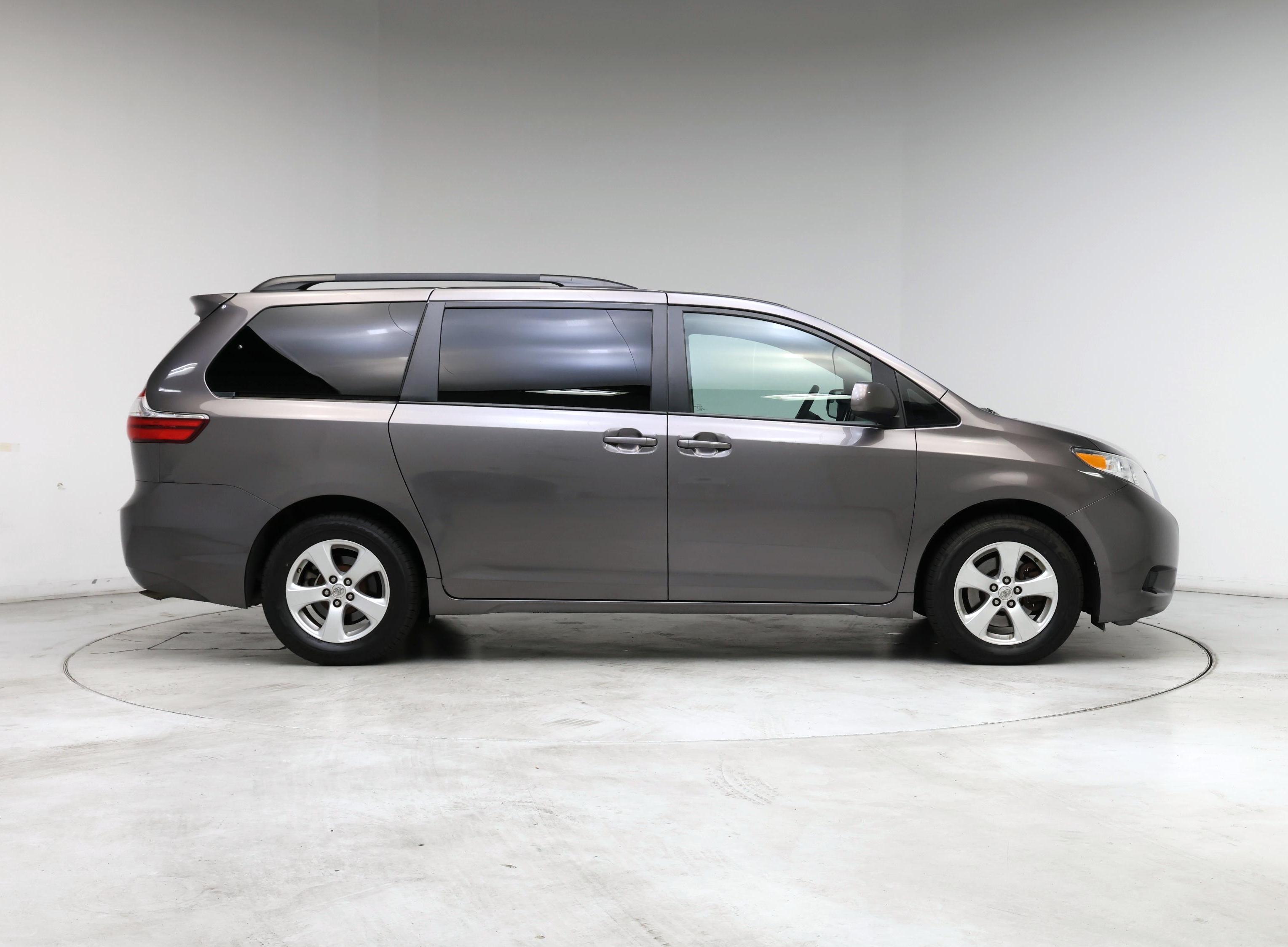 Thumbnail: 2015 Toyota Sienna - 7