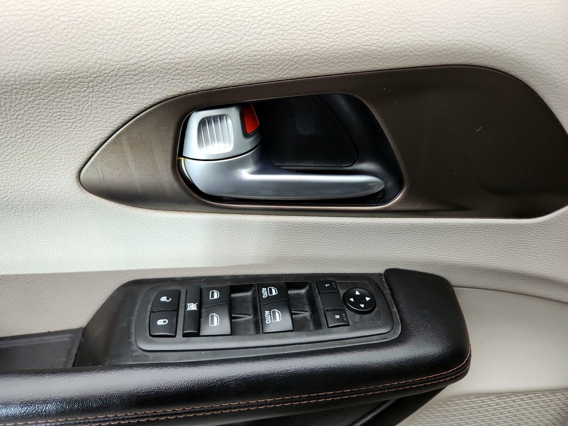 Thumbnail: 2018 Chrysler Pacifica - 12
