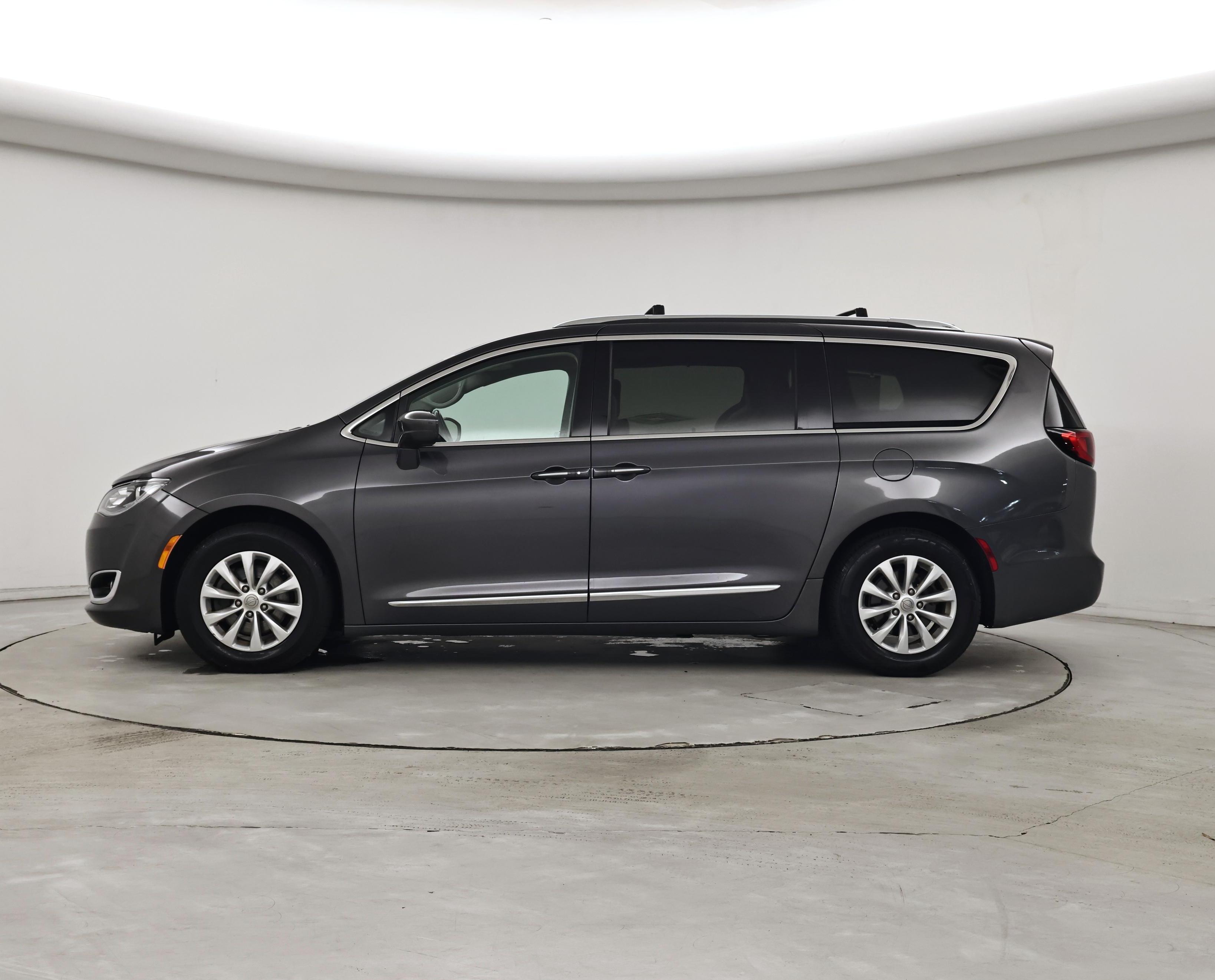 Thumbnail: 2018 Chrysler Pacifica - 3