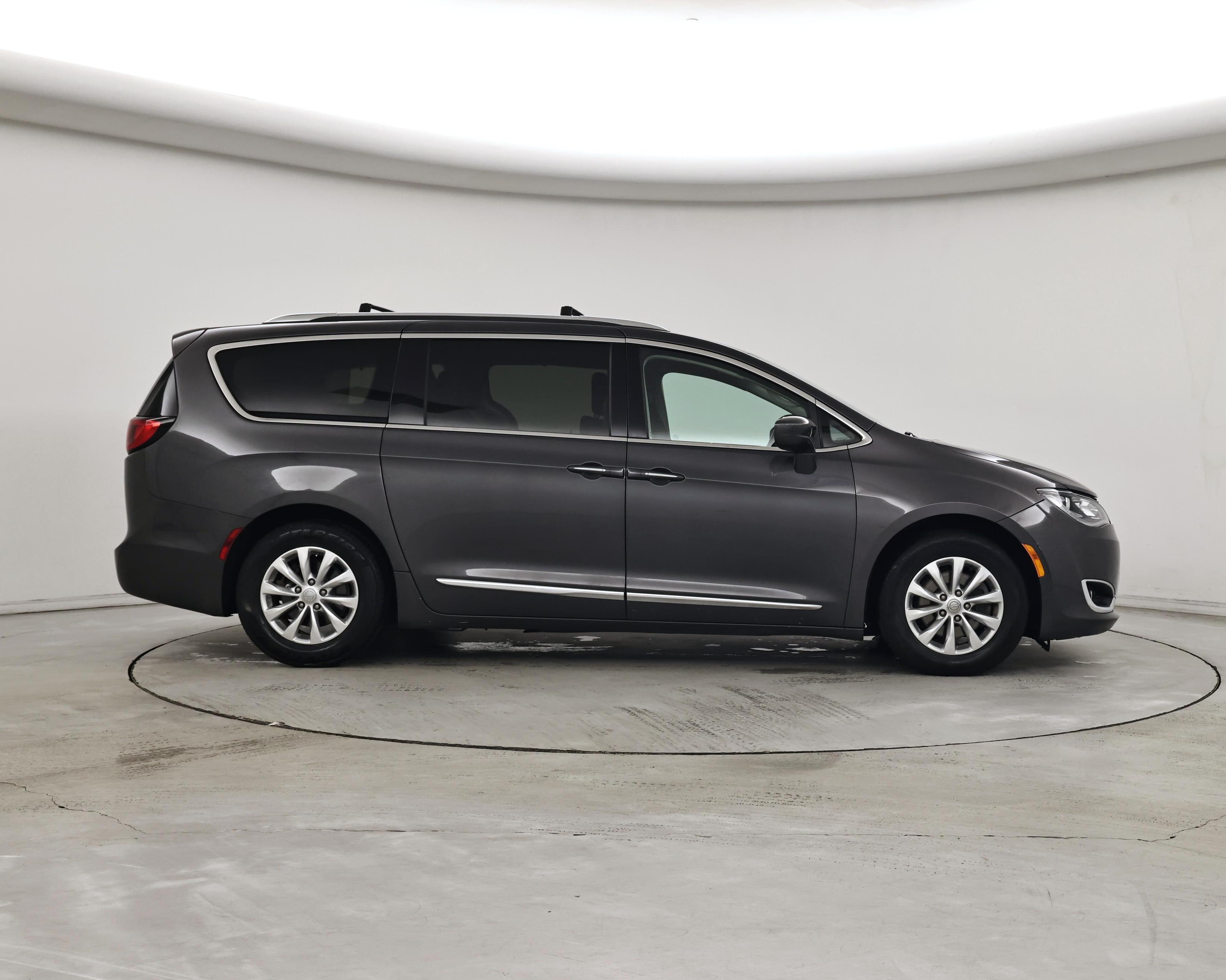 Thumbnail: 2018 Chrysler Pacifica - 7