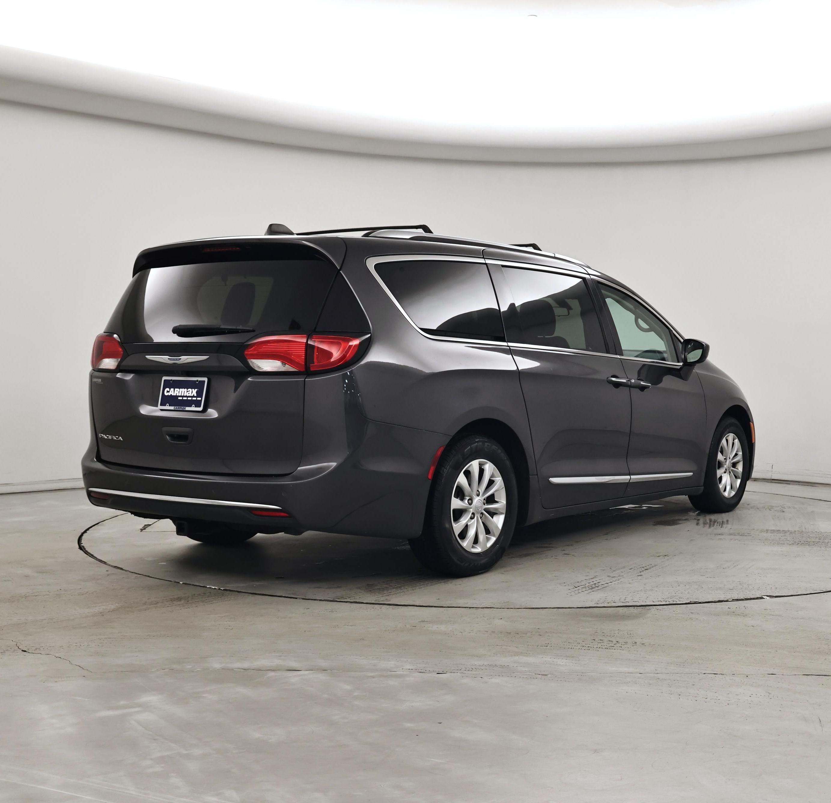 Thumbnail: 2018 Chrysler Pacifica - 8