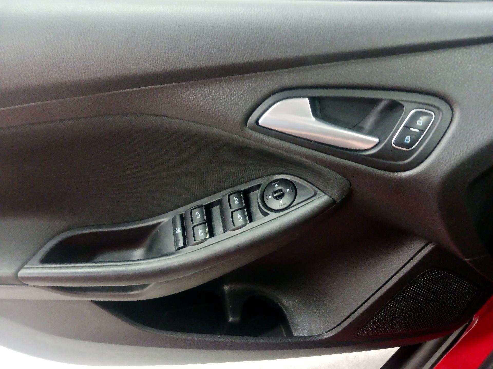 Thumbnail: 2015 Ford Focus - 10