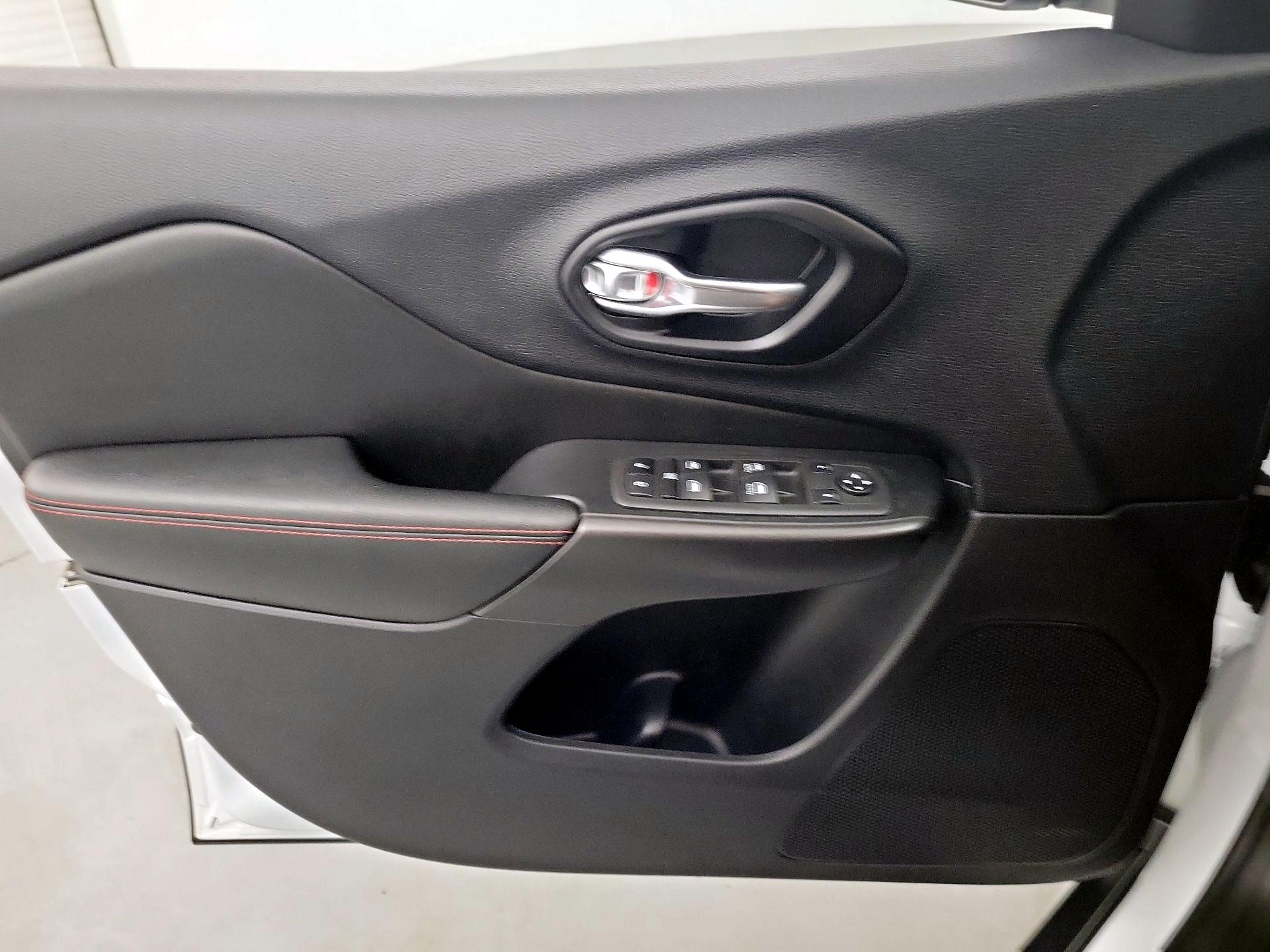 Thumbnail: 2021 Jeep Cherokee - 12