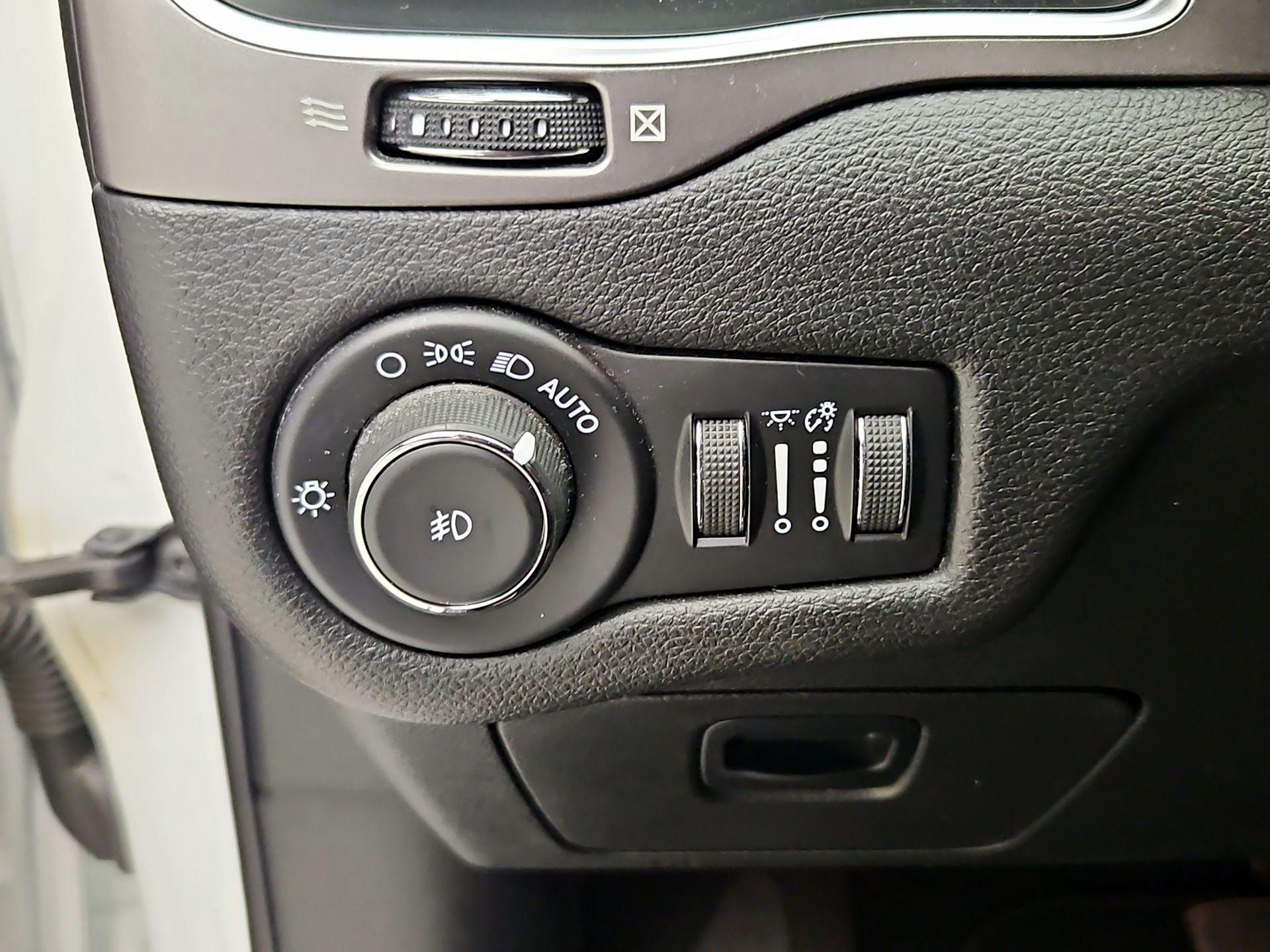 Thumbnail: 2021 Jeep Cherokee - 13