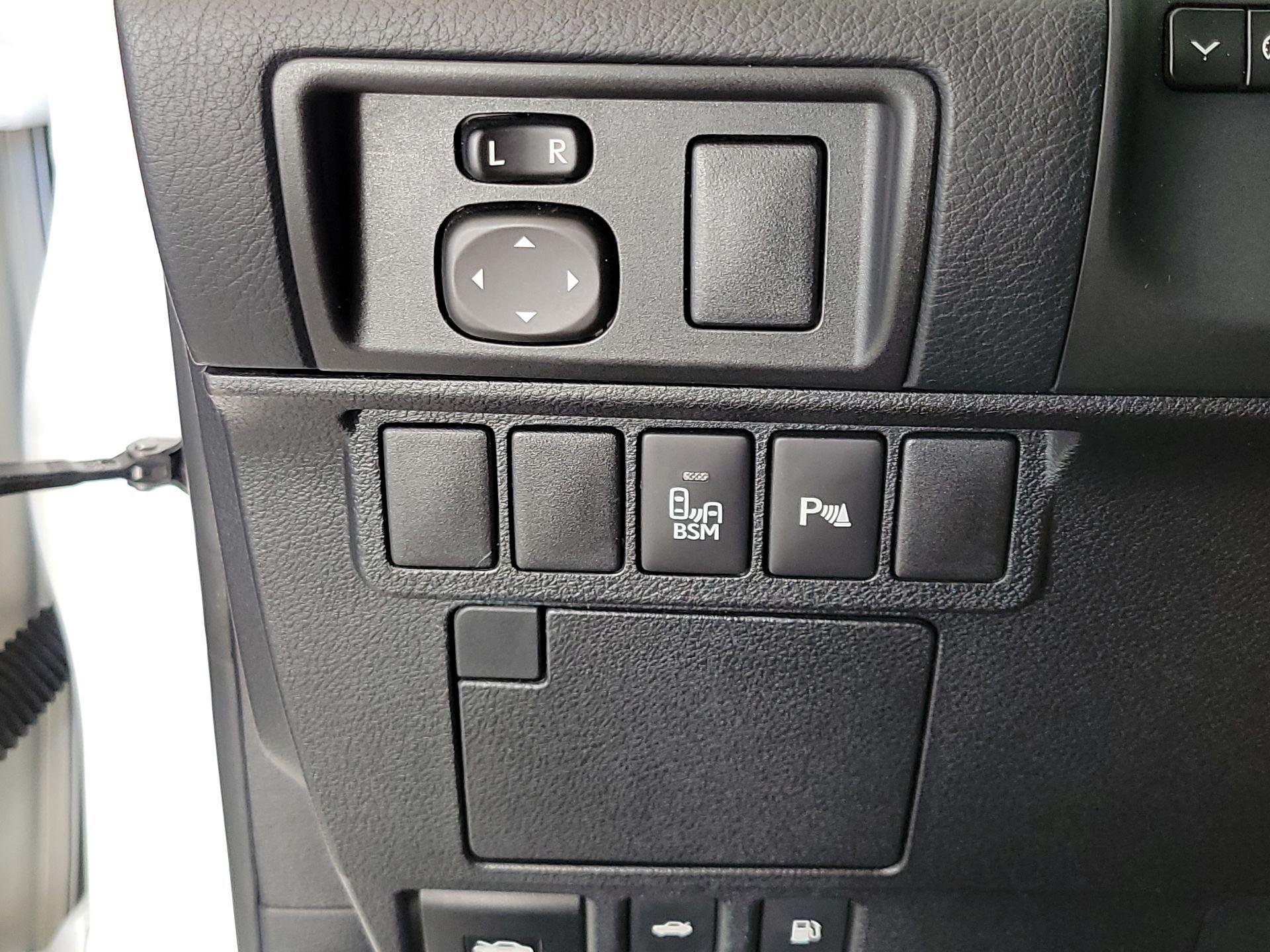 Thumbnail: 2014 Lexus ES - 13