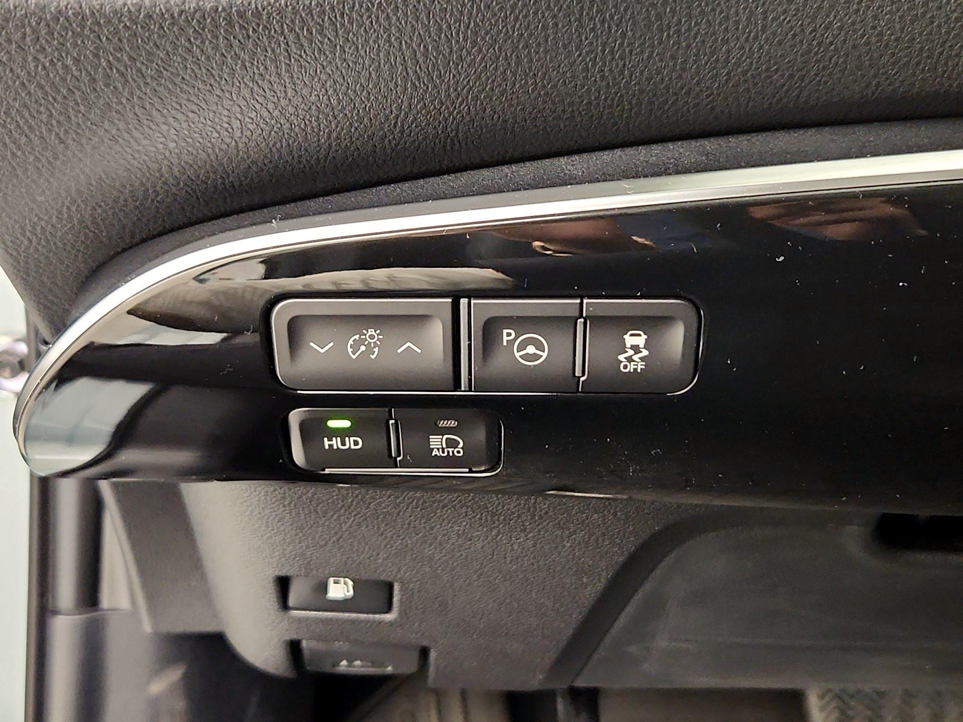 Thumbnail: 2020 Toyota Prius - 13
