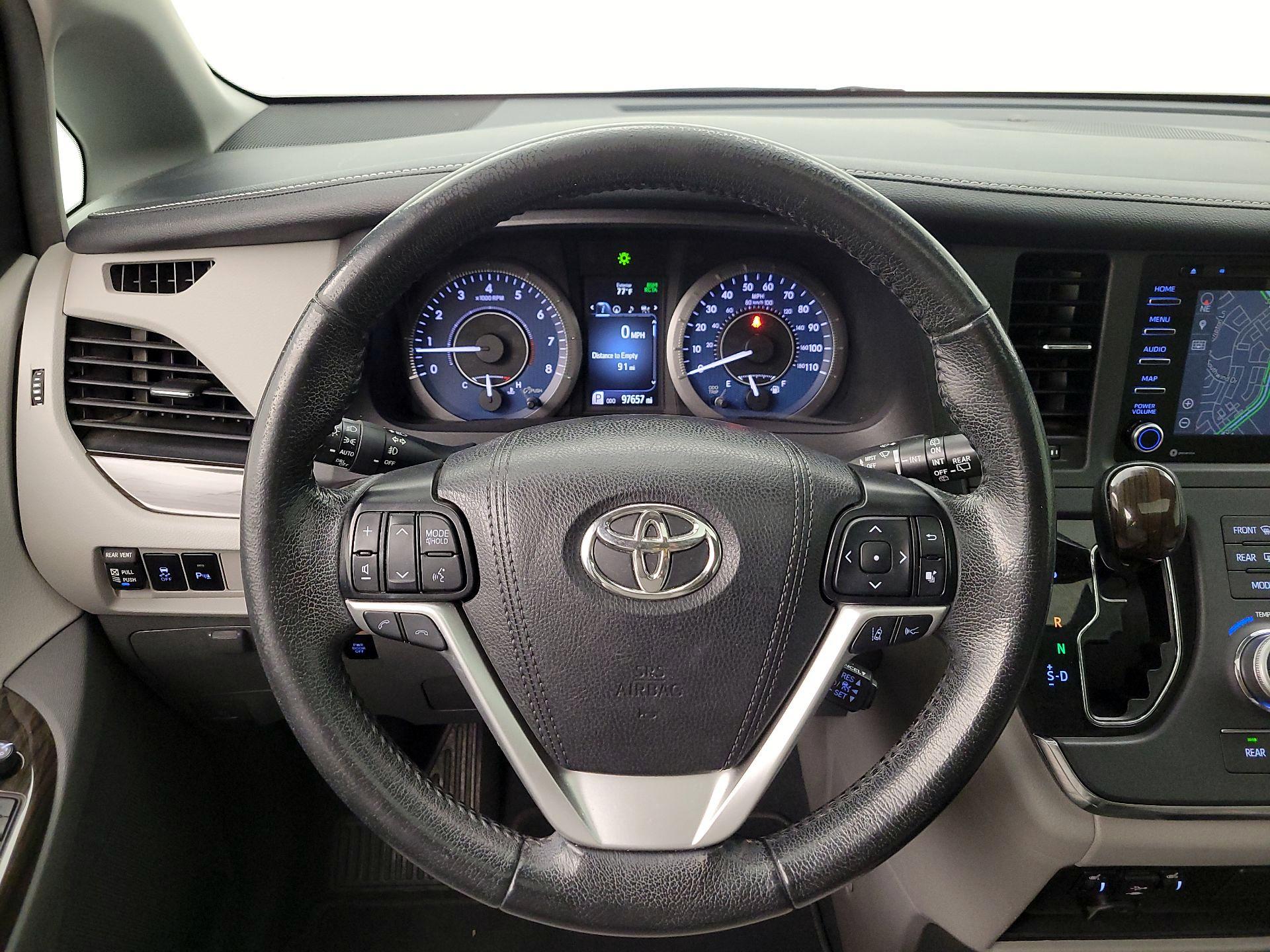 Thumbnail: 2019 Toyota Sienna - 10