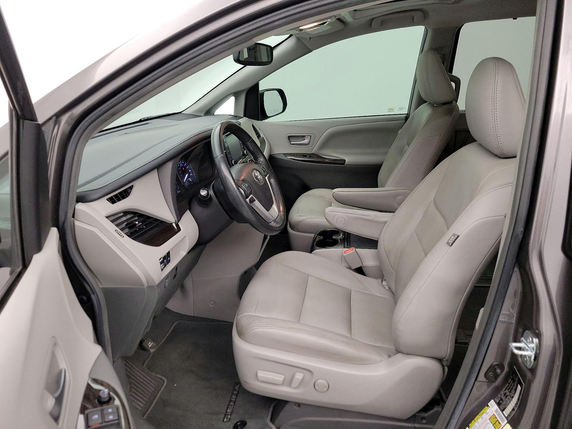 Thumbnail: 2019 Toyota Sienna - 11