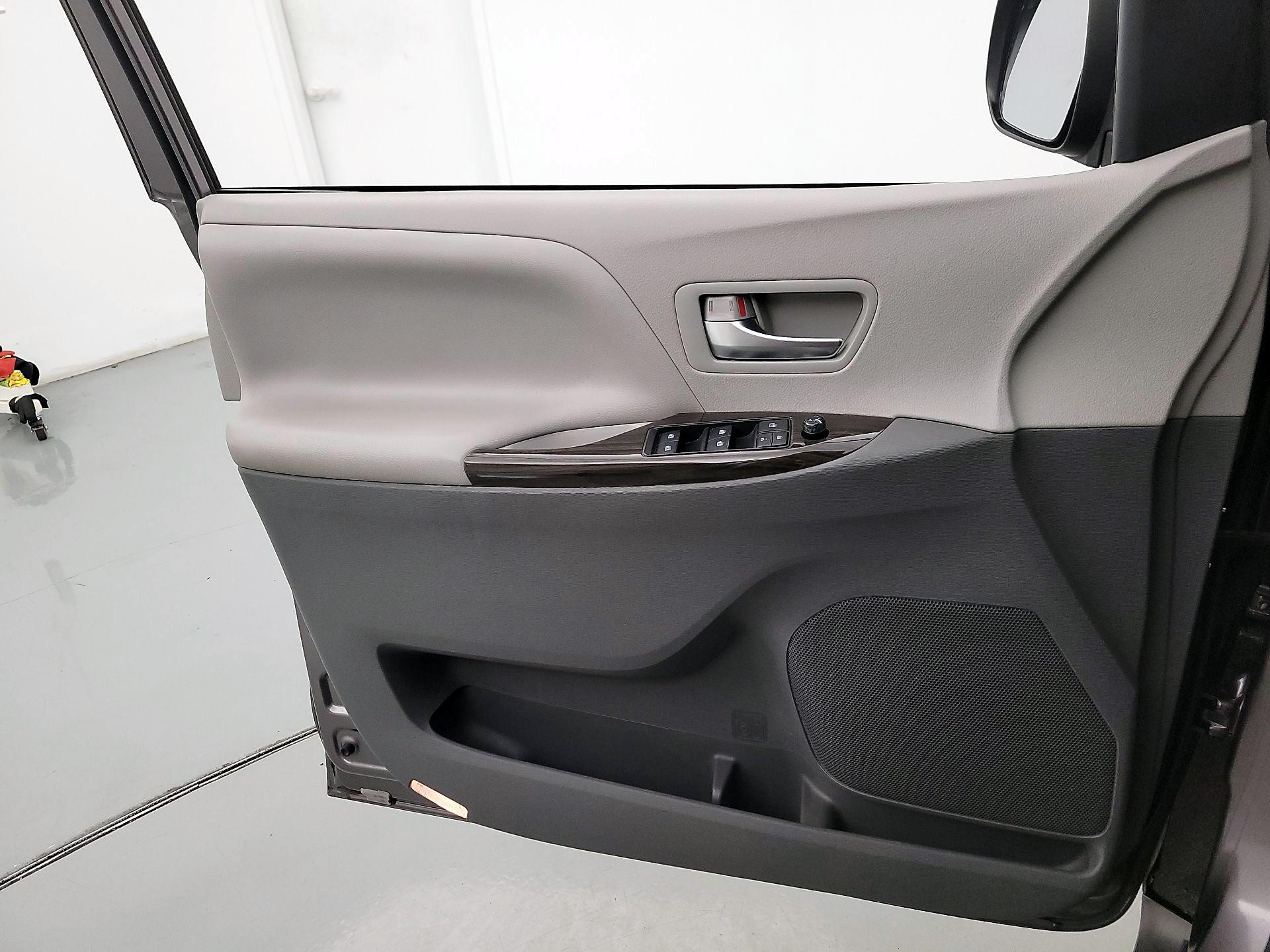 Thumbnail: 2019 Toyota Sienna - 12