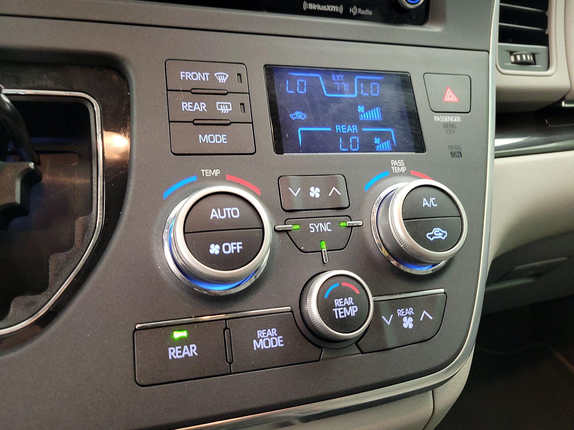 Thumbnail: 2019 Toyota Sienna - 17