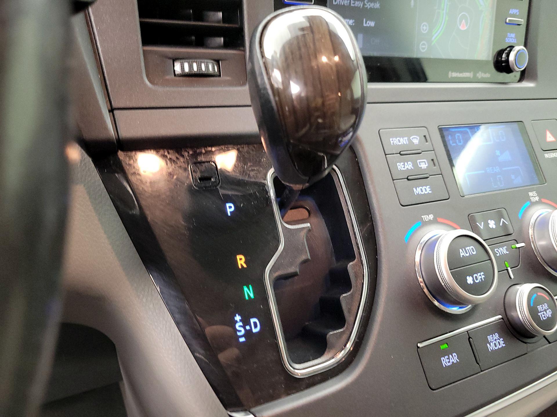Thumbnail: 2019 Toyota Sienna - 18