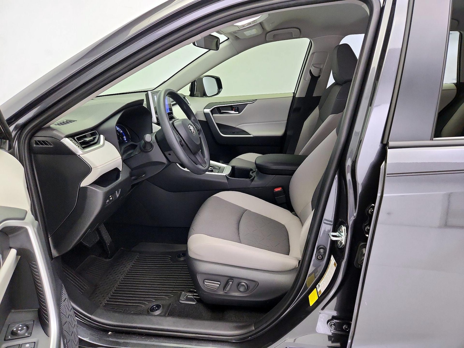 2025 Toyota RAV4 XLE - Photo 12