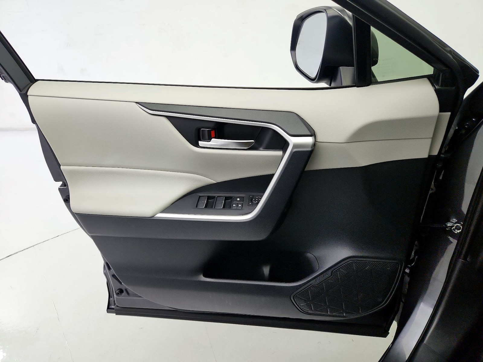 2025 Toyota RAV4 XLE - Photo 13