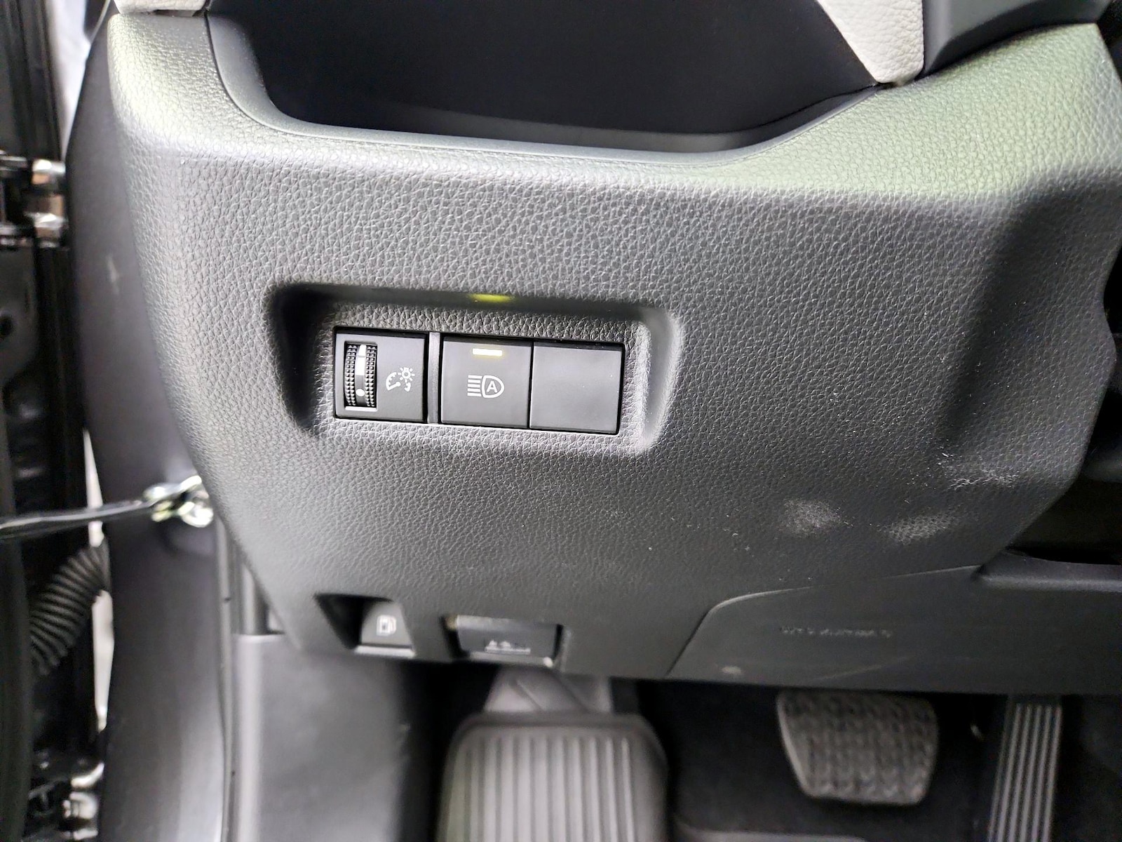 2025 Toyota RAV4 XLE - Photo 14