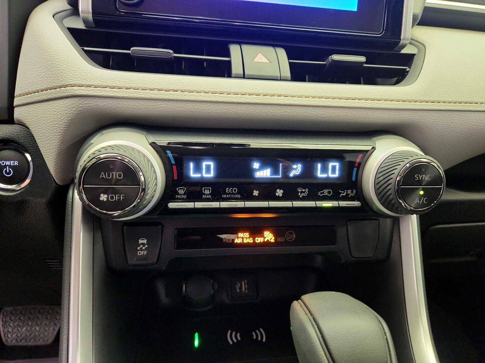 2025 Toyota RAV4 XLE - Photo 17