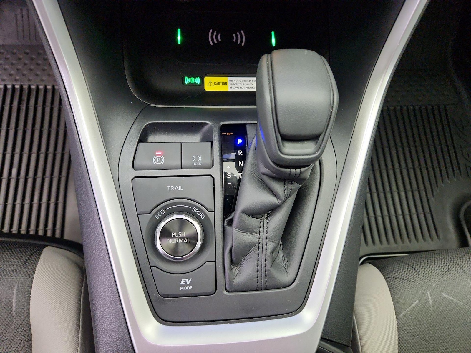 2025 Toyota RAV4 XLE - Photo 18