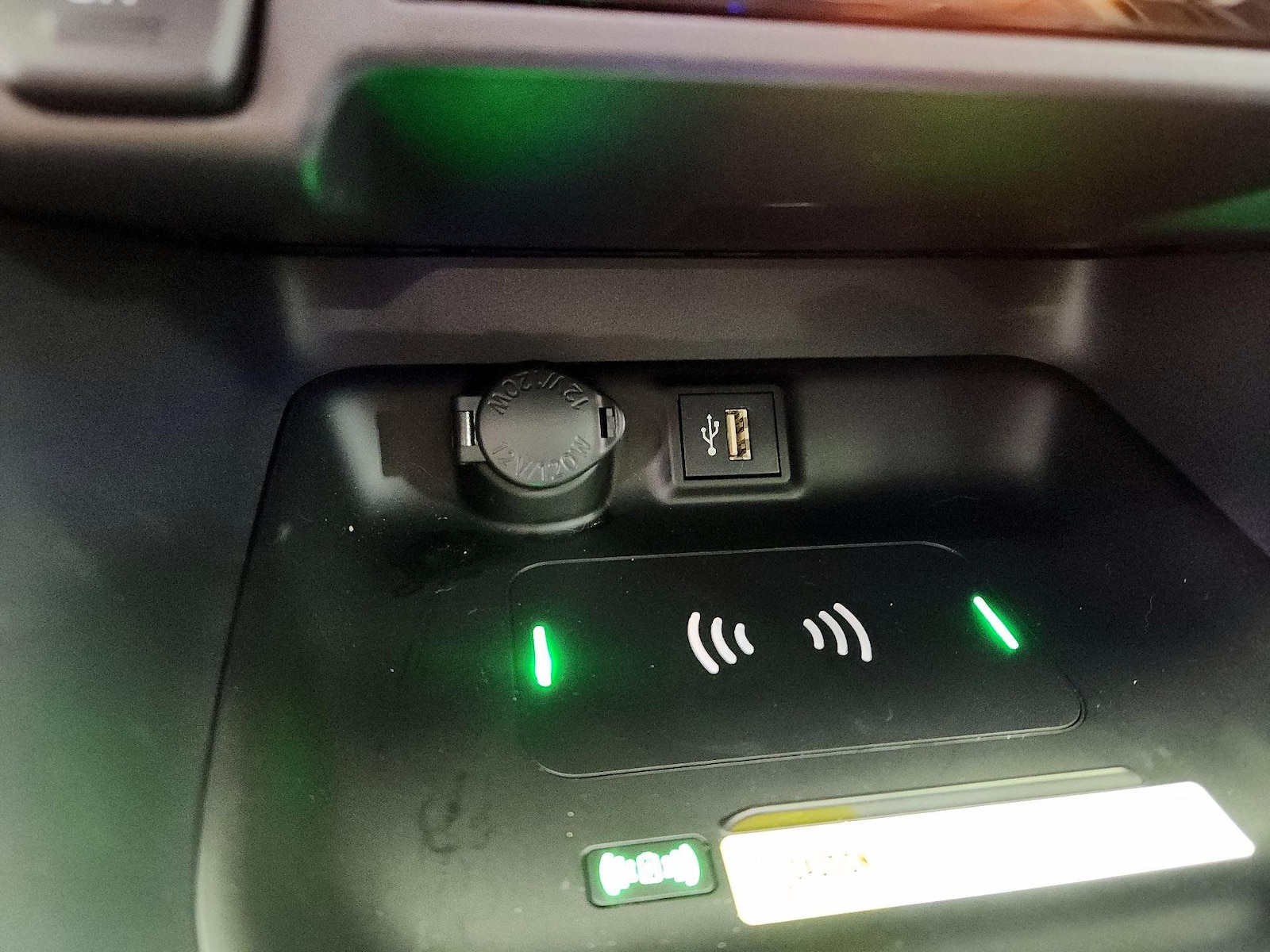 2025 Toyota RAV4 XLE - Photo 19