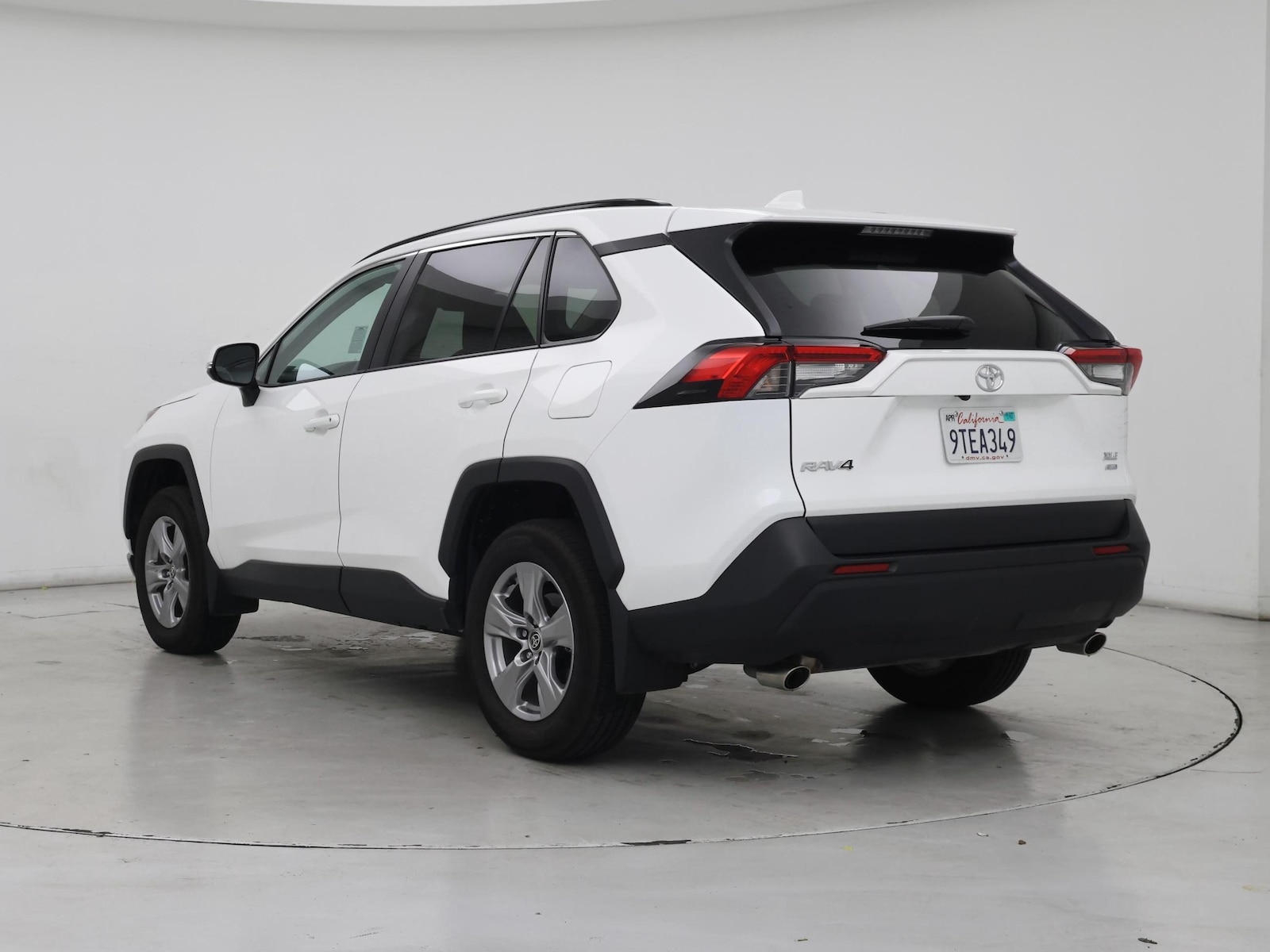 2025 Toyota RAV4 XLE - Photo 3