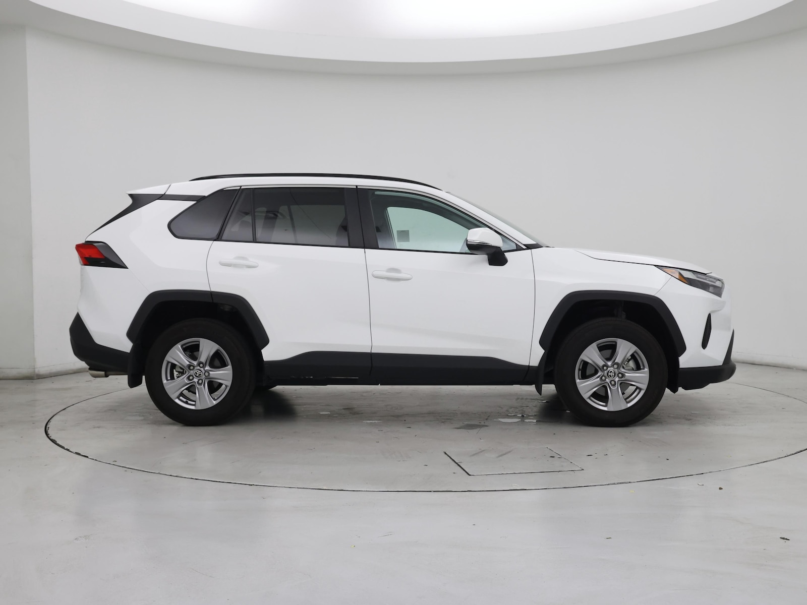 2025 Toyota RAV4 XLE - Photo 8