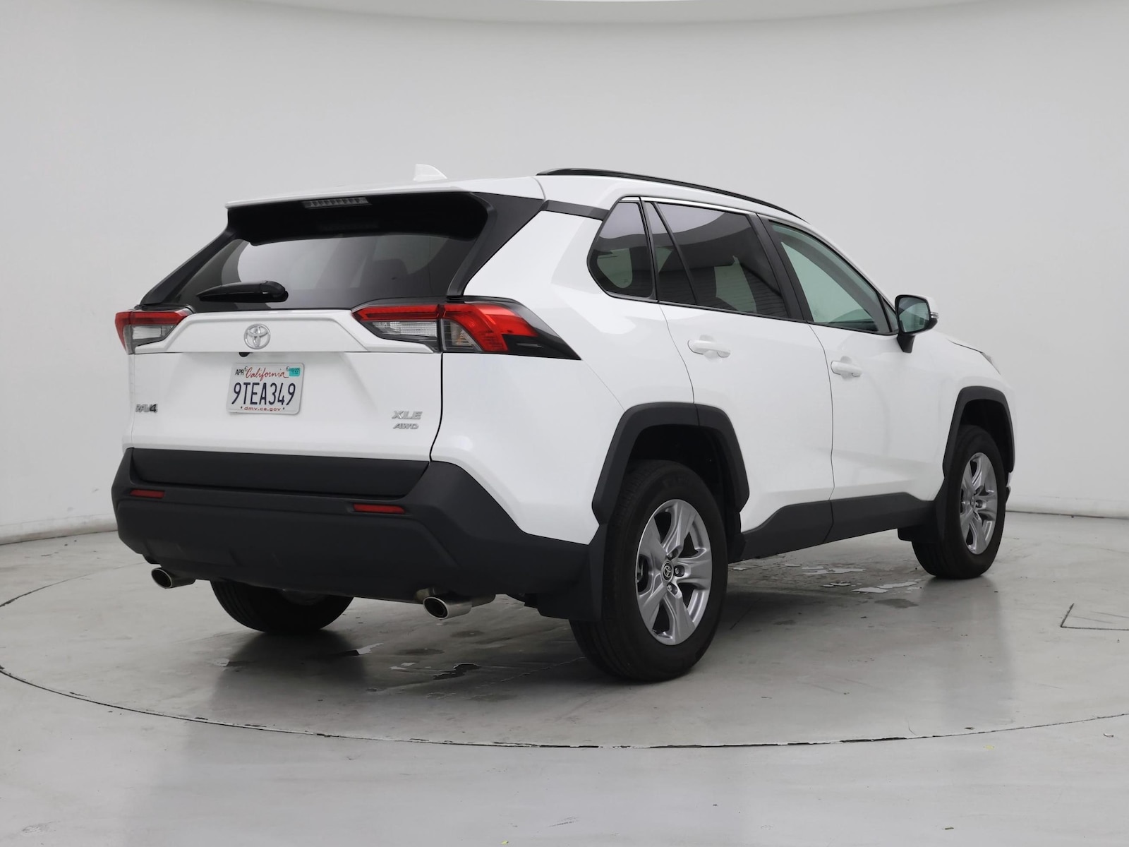 2025 Toyota RAV4 XLE - Photo 9