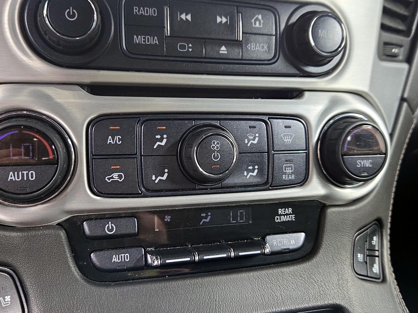 2020 GMC Yukon XL SLT - Photo 17