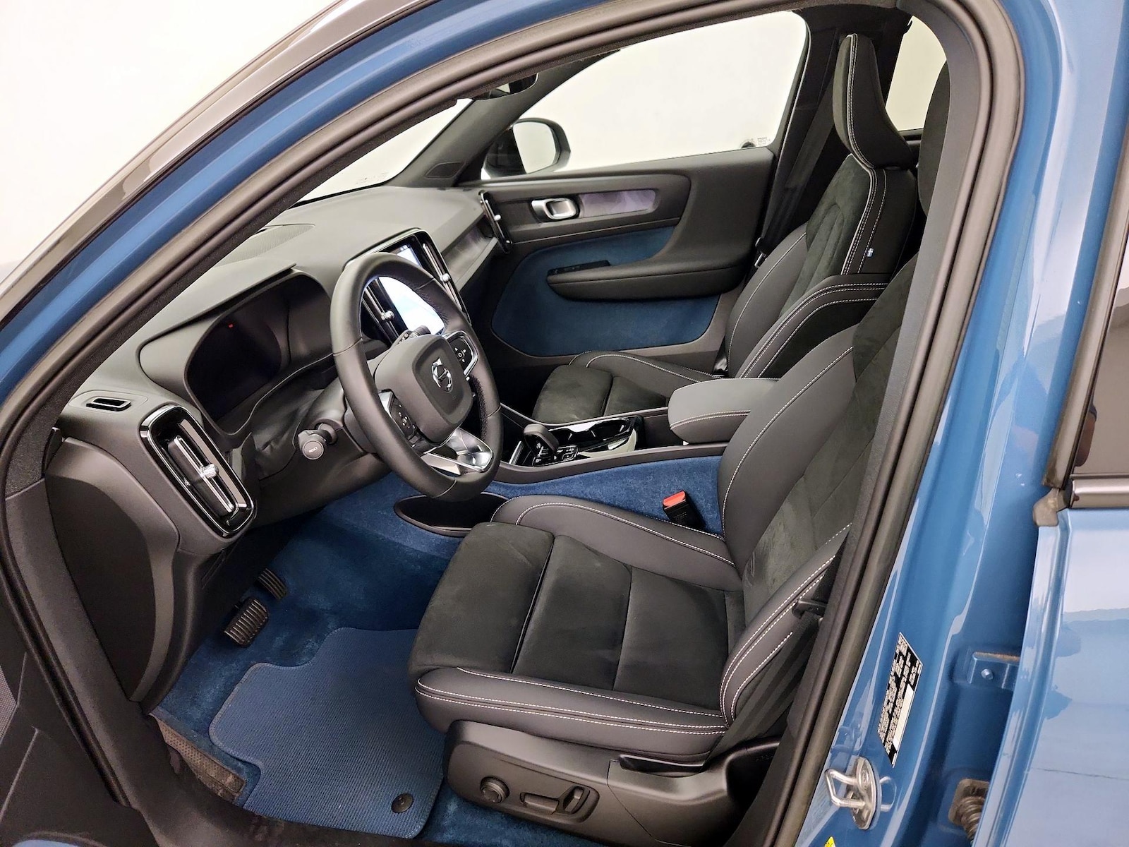 2023 Volvo XC40 Plus - Photo 12