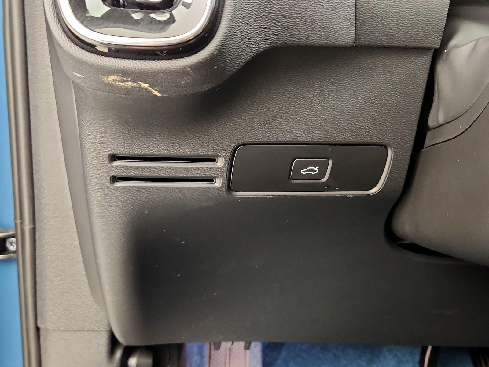 2023 Volvo XC40 Plus - Photo 14