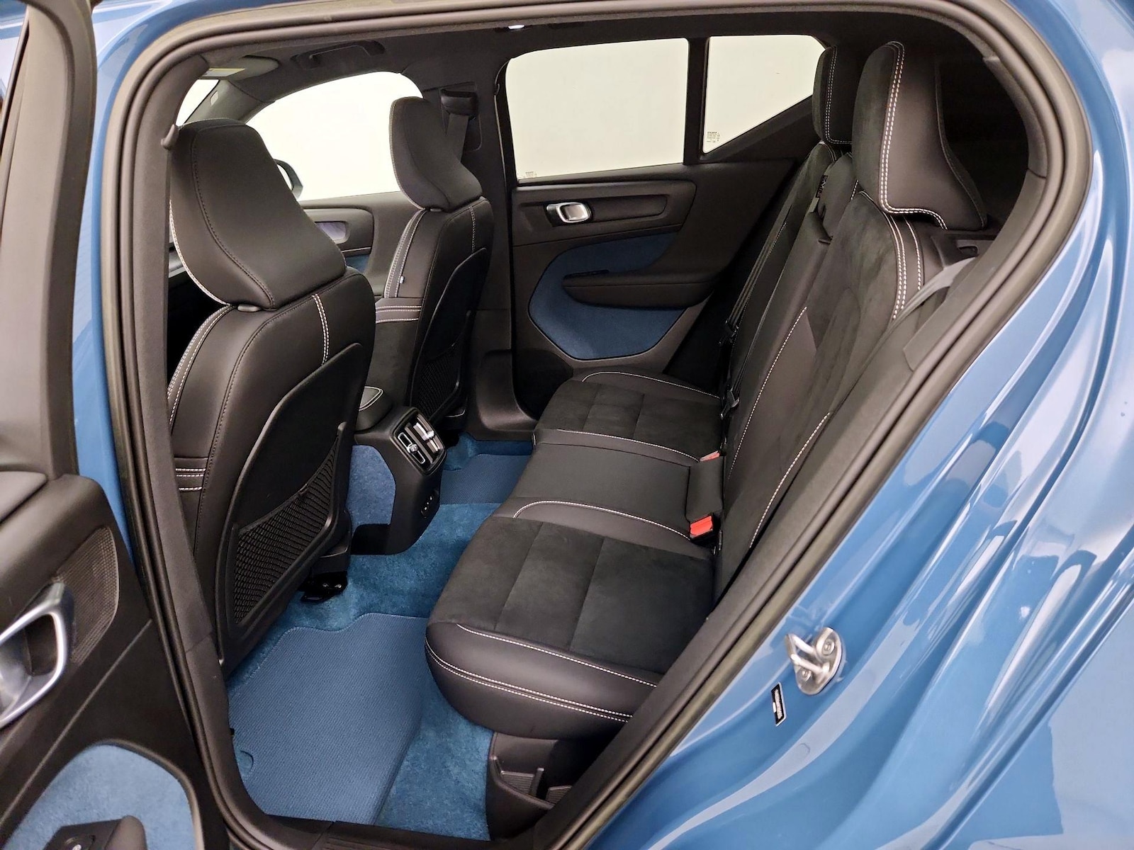 2023 Volvo XC40 Plus - Photo 22