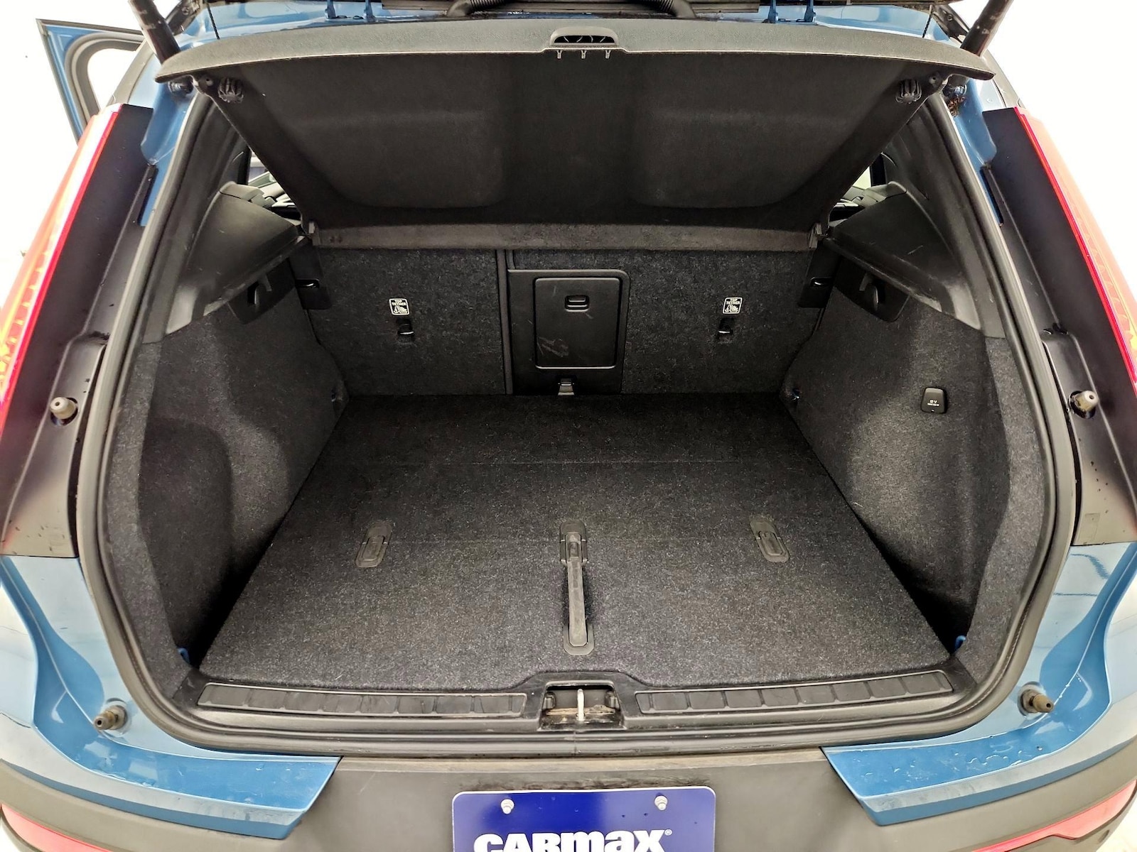 2023 Volvo XC40 Plus - Photo 23