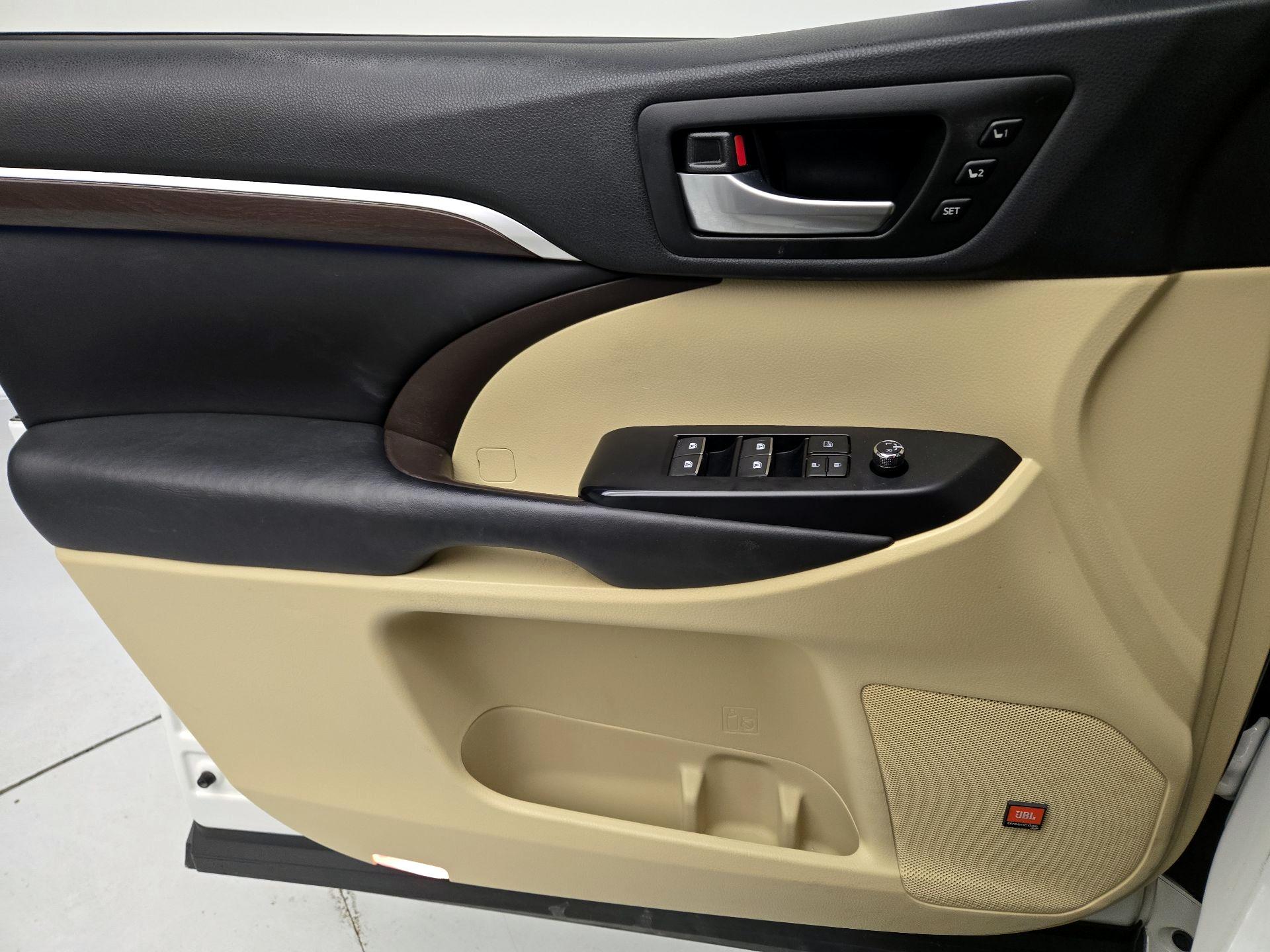 Thumbnail: 2016 Toyota Highlander - 12