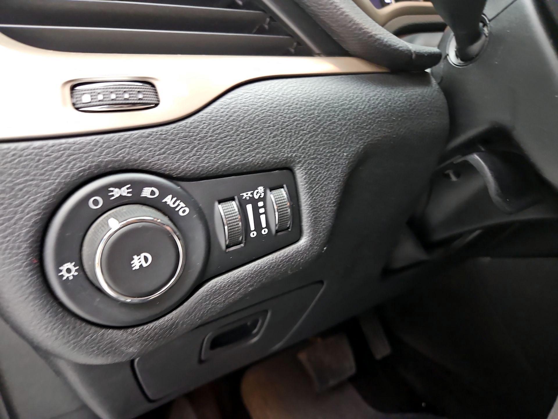 Thumbnail: 2017 Jeep Cherokee - 13