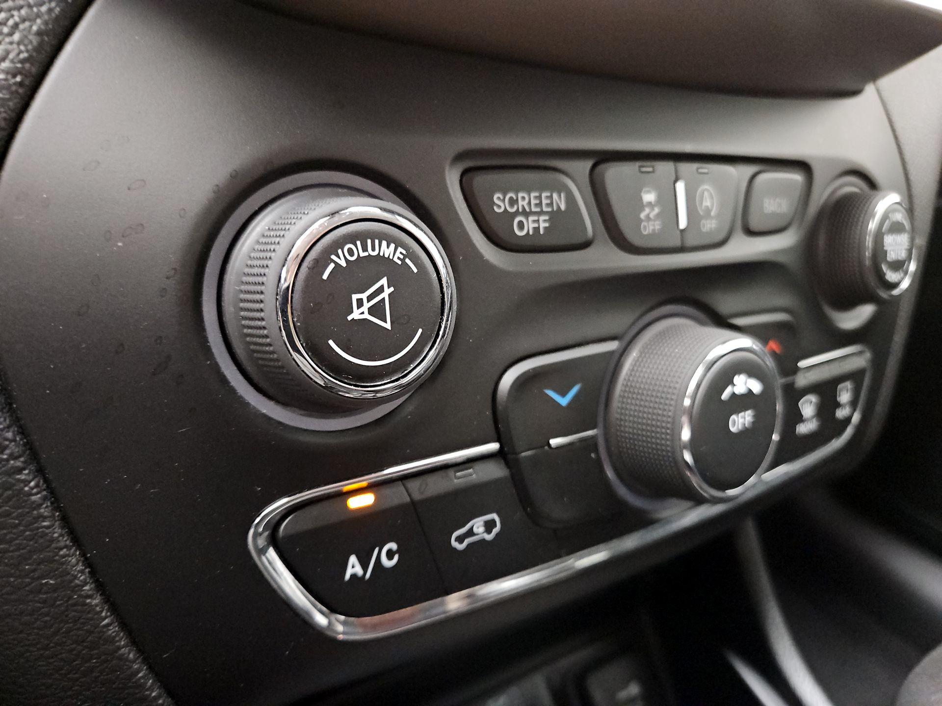 Thumbnail: 2017 Jeep Cherokee - 16