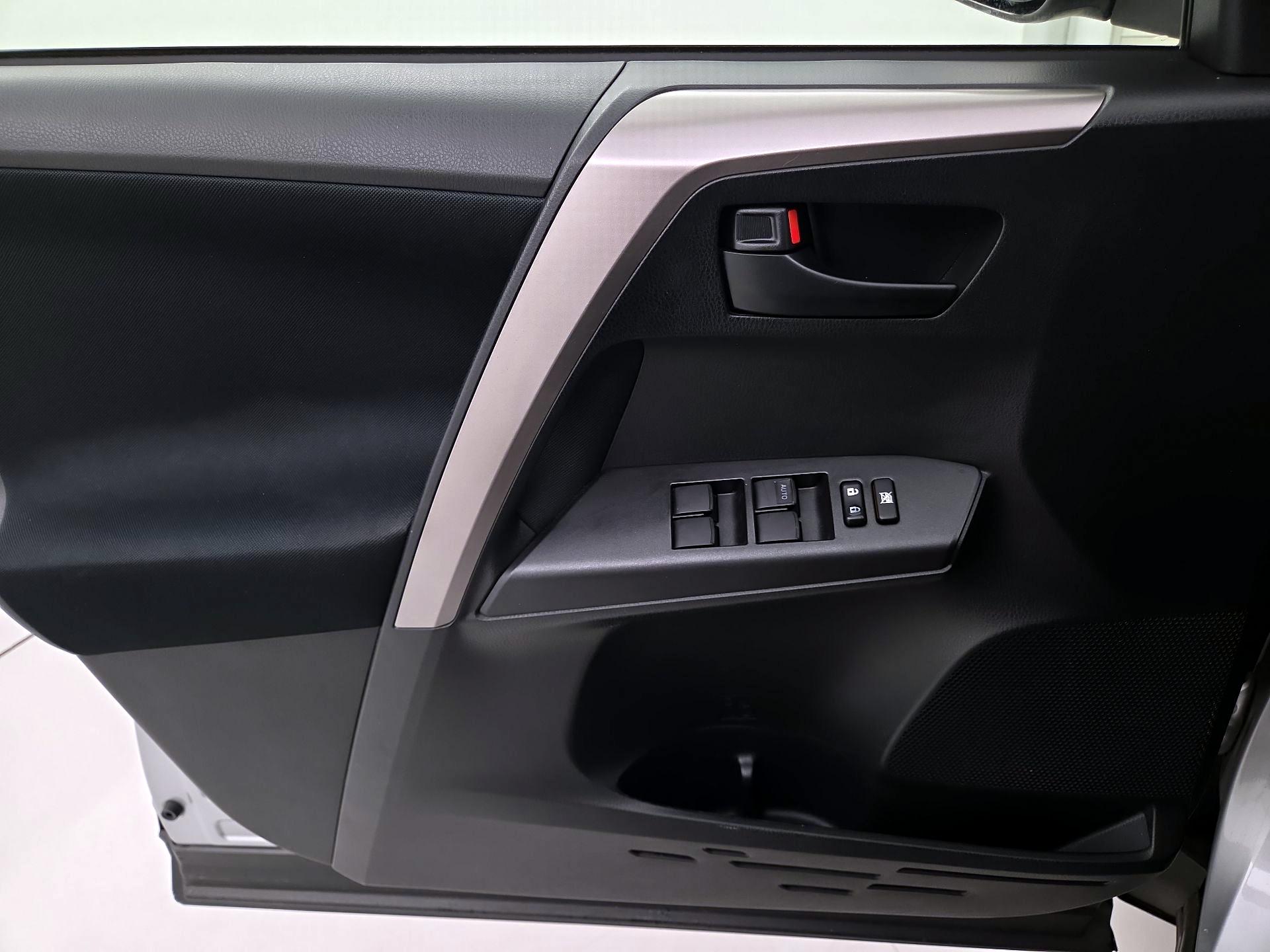 Thumbnail: 2018 Toyota RAV4 - 12