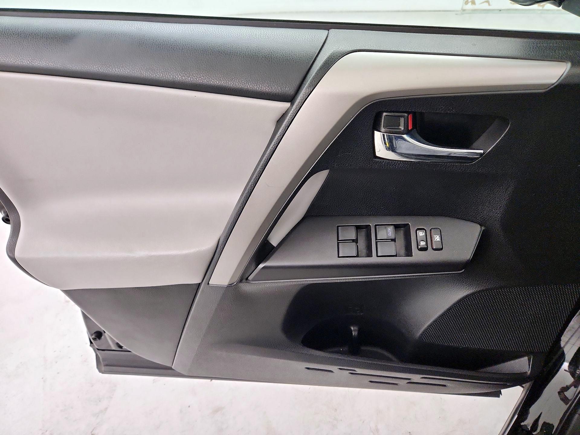 Thumbnail: 2018 Toyota RAV4 - 10
