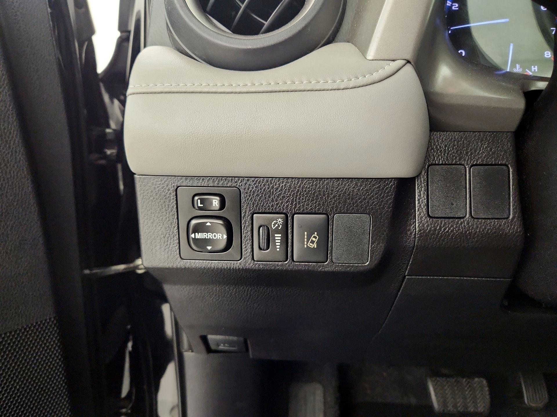 Thumbnail: 2018 Toyota RAV4 - 11