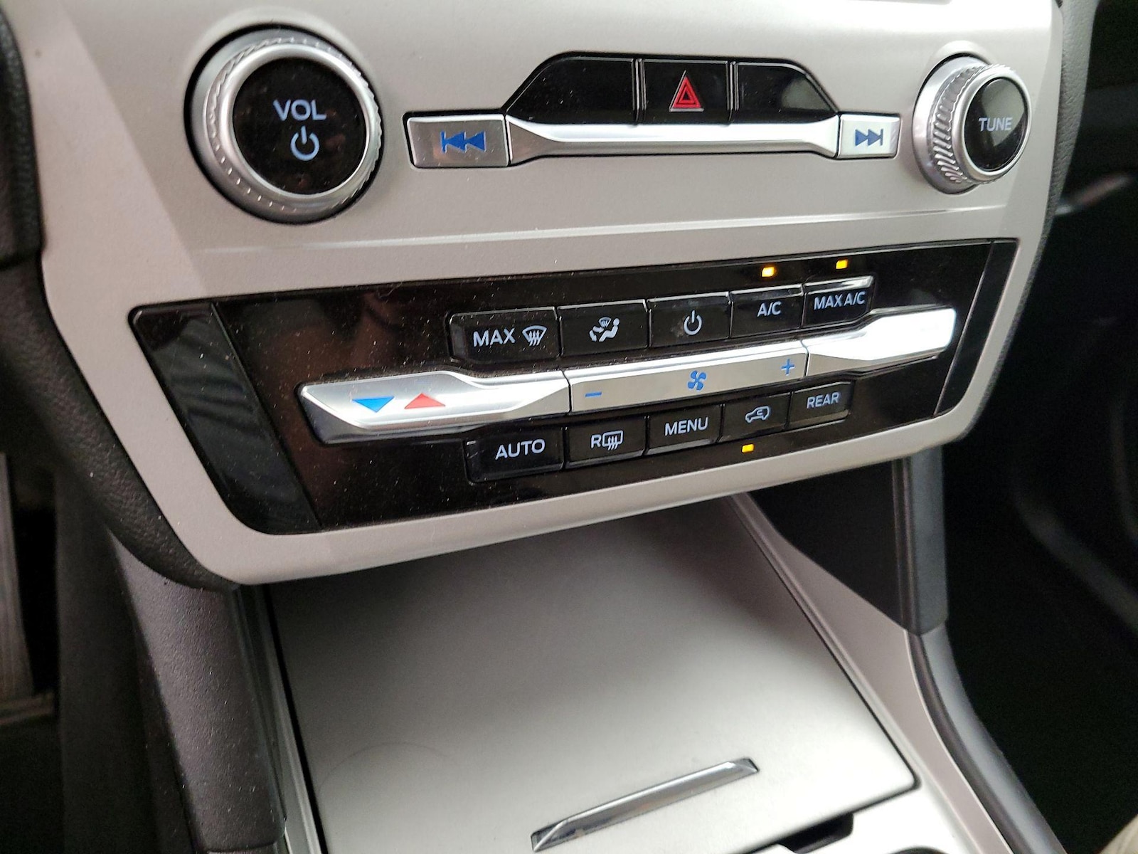 2023 Ford Explorer Base - Photo 15