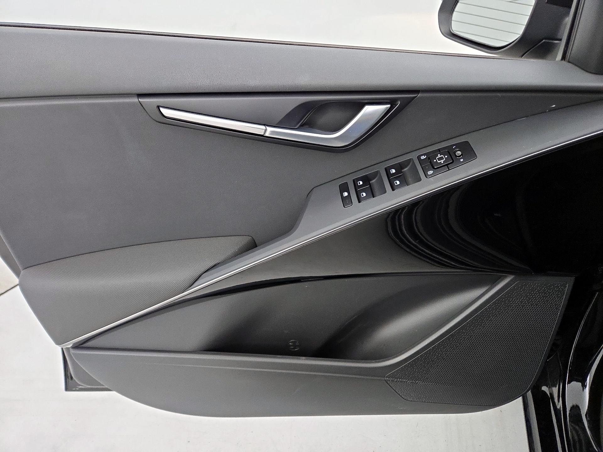 Thumbnail: 2023 Kia Niro - 12