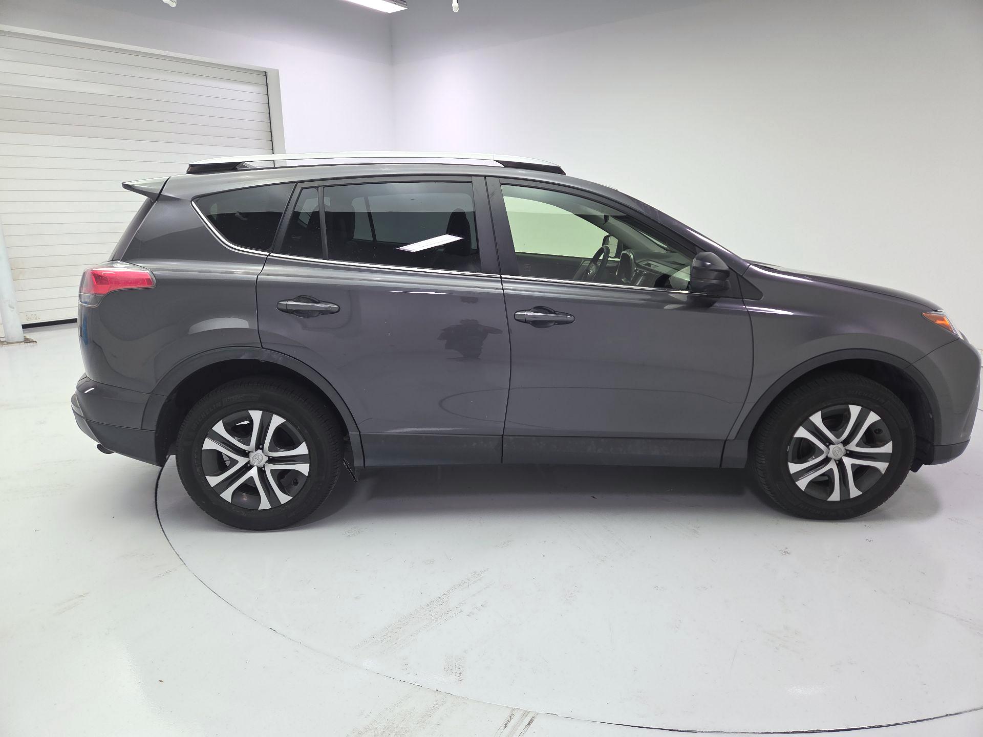 Thumbnail: 2017 Toyota RAV4 - 4