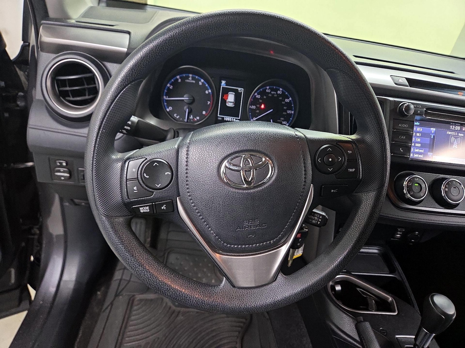 2017 Toyota RAV4 LE - Photo 9