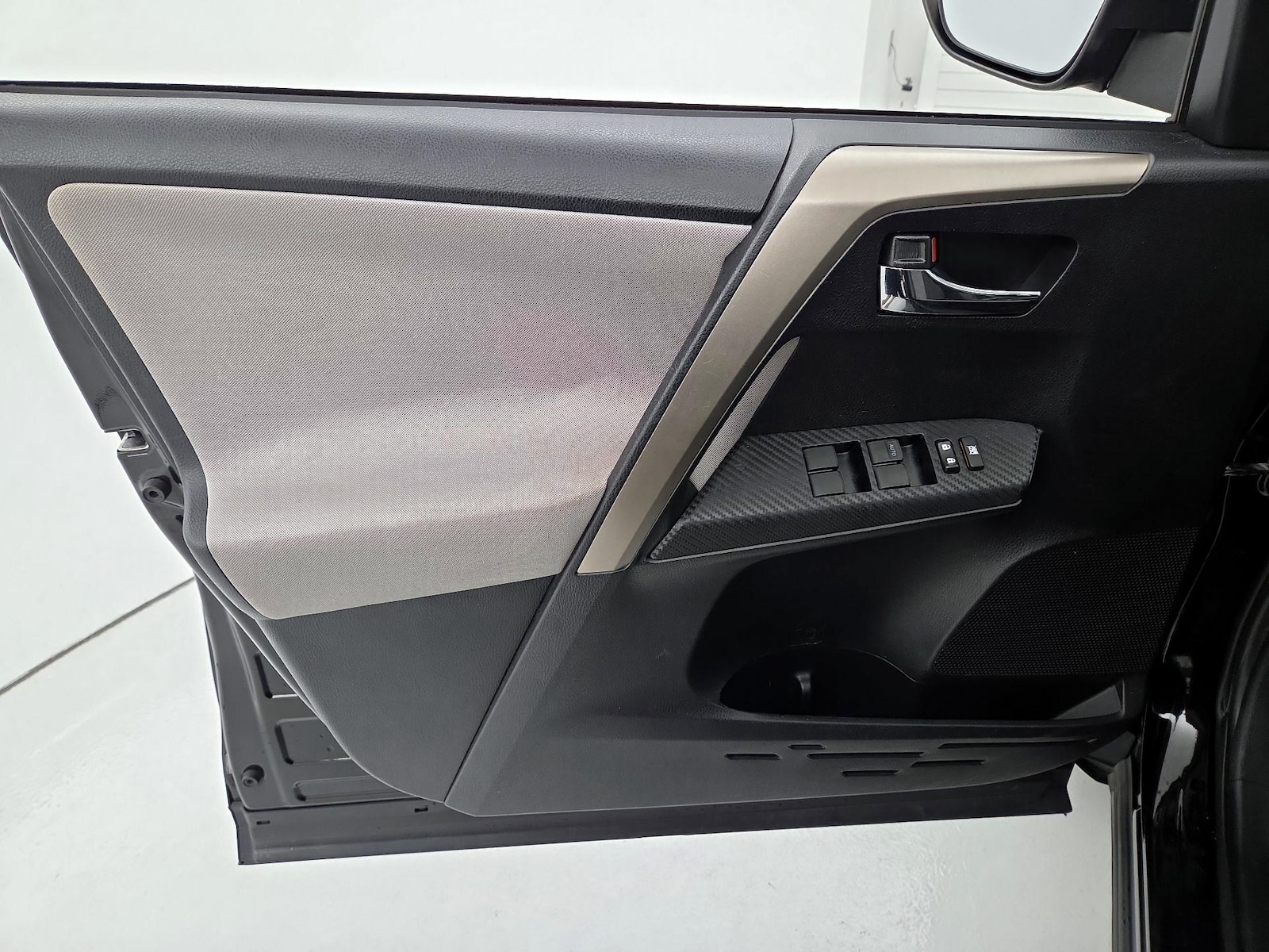 2015 Toyota RAV4 XLE - Photo 13