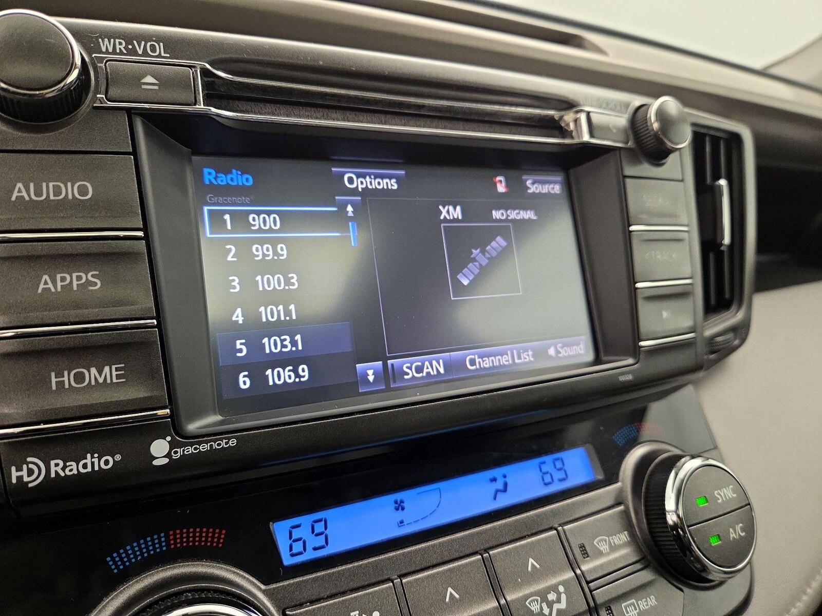 2015 Toyota RAV4 XLE - Photo 16