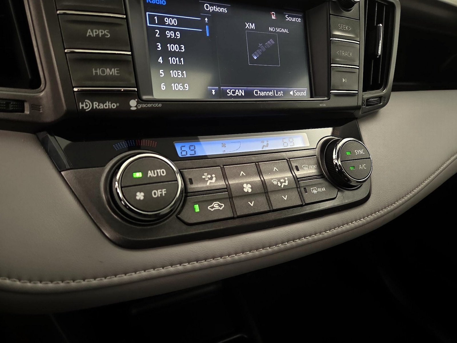 2015 Toyota RAV4 XLE - Photo 17