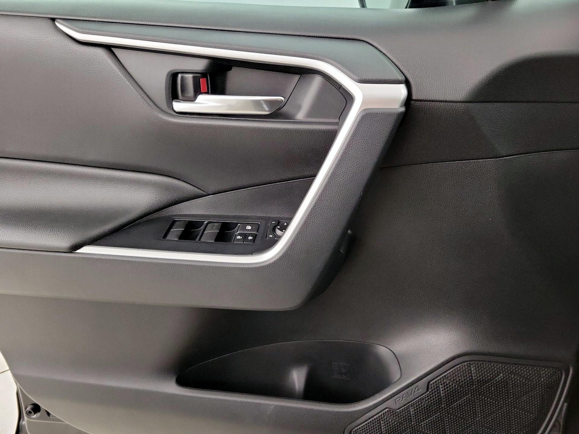 Thumbnail: 2019 Toyota RAV4 - 12